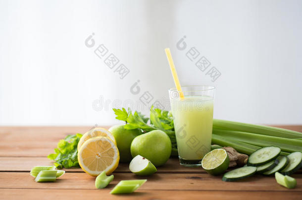 一杯带水果和蔬菜的绿色果汁