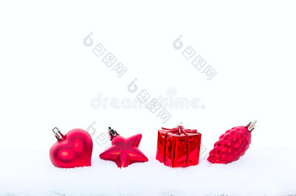 圣诞节日装饰品，红心，松果和礼物，白色背景上的绿色树枝与合作空间