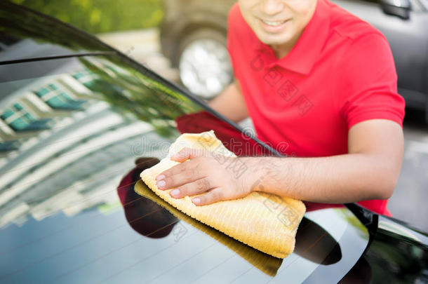 汽车服务人员用微纤维清洗汽车后挡风玻璃