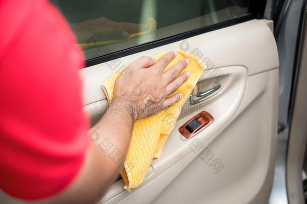 汽车服务人员用超细纤维布清洗车门内面板