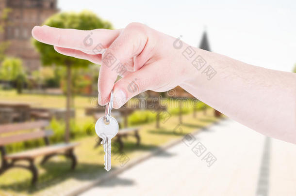 男人房地产经纪人的特写显示公寓钥匙