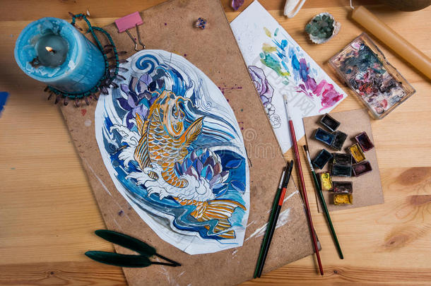 创意艺术家的桌子，上面画着<strong>一条鱼</strong>。
