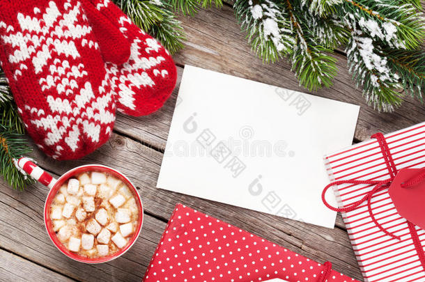 圣诞贺卡，圣诞树，手套和热巧克力