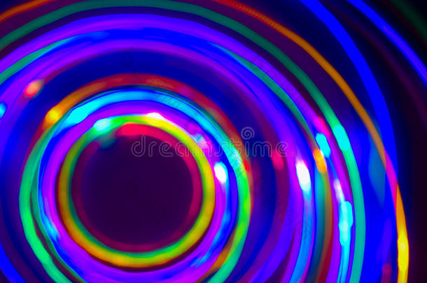 圣诞树灯旋转以达到螺旋发光的效果；抽象的圆形颜色轨迹