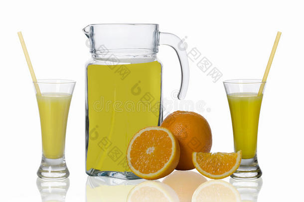 开瓶器和两杯果汁，白色背景上是橙色的