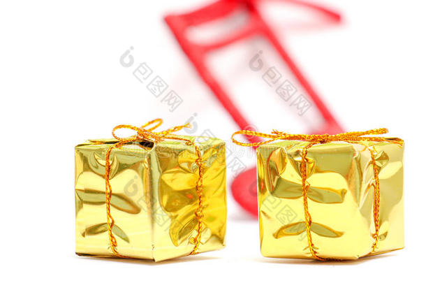 圣诞装饰品。 金色礼品盒