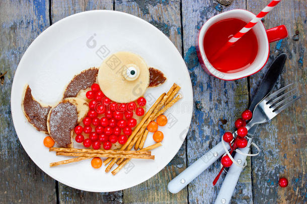 牛翅煎饼给孩子们早餐-圣诞节和新年乐趣食品艺术
