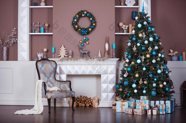 圣诞背景。 室内装饰以圣诞节风格。 没有人。 新年树和壁炉