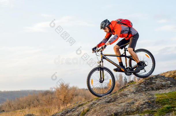 骑着红色<strong>夹克</strong>的自行车从洛基山上下来。 极限<strong>运动</strong>。