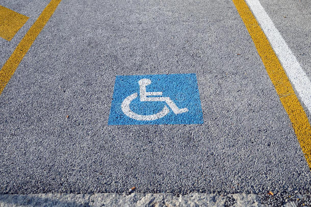 街道上油漆的残疾人停车许可证标志