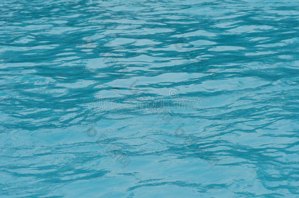 游泳池的蓝色<strong>水面</strong>和<strong>波纹</strong>波