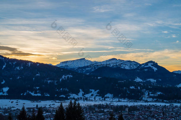 美丽的日落在冬天与奥伯斯特多夫，阿尔高，德国