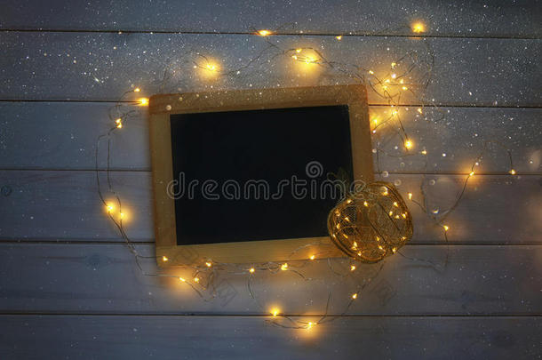 <strong>黑板</strong>和装饰金苹果与圣诞灯