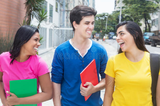 一群三名国际学生在城里散步