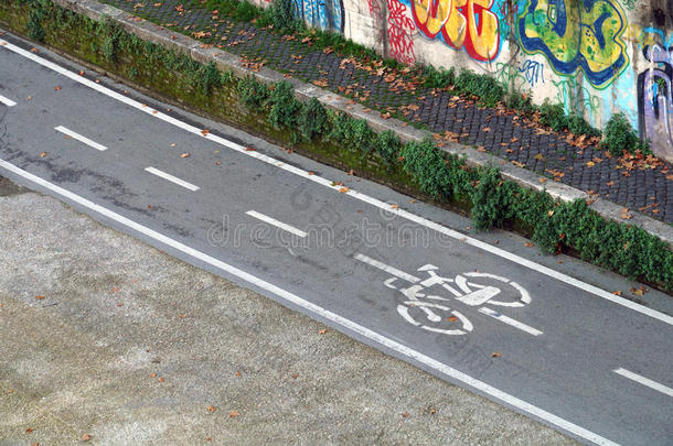 在沥青路上画的自行<strong>车道</strong>。 骑自行车的人的<strong>车道</strong>。 交通标志和安全。 自行<strong>车道</strong>