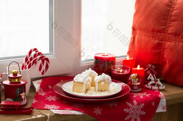 圣诞节<strong>装饰</strong>：<strong>姜饼屋</strong>，糖果，玩具和燃烧的红色蜡烛