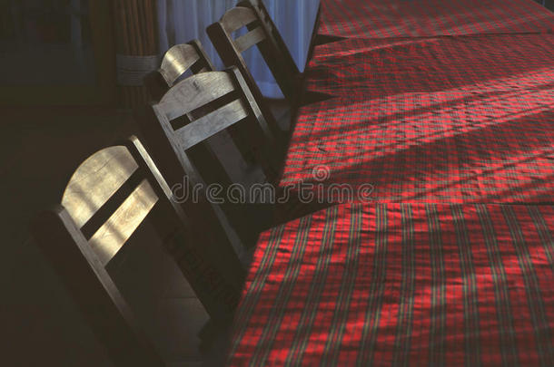 封闭的空餐厅桌子，桌布红色条纹。