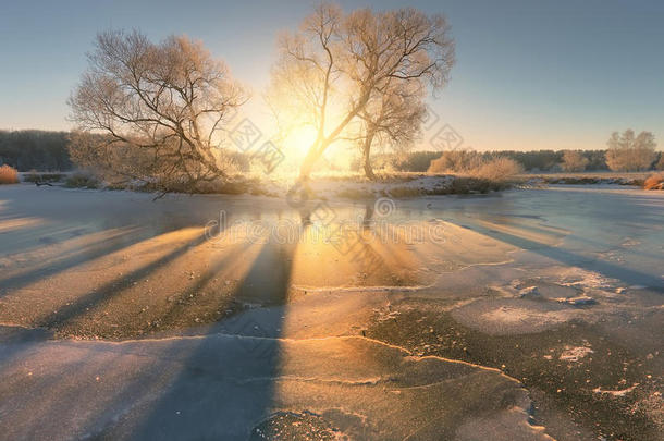 明亮的冬天阳光。 <strong>太阳</strong>照耀着冰的<strong>图案</strong>。 阳光基督