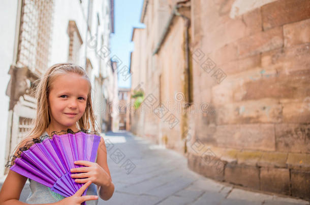 可爱的快乐小女孩在欧洲城市户外自拍。 白种人孩子的肖像享受暑假