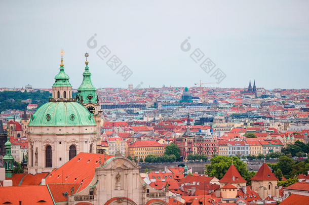 捷克共和国布拉格有红色屋顶的古建筑的美丽景色