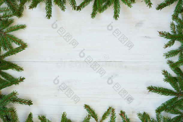 圣诞树树枝上的白色木制纹理为您的d准备好