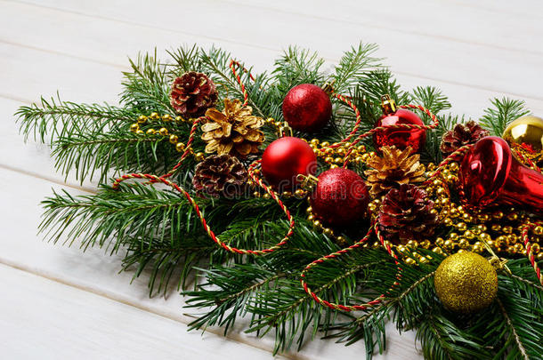 圣诞节用红色的装饰品，金色的珠子和<strong>松果</strong>
