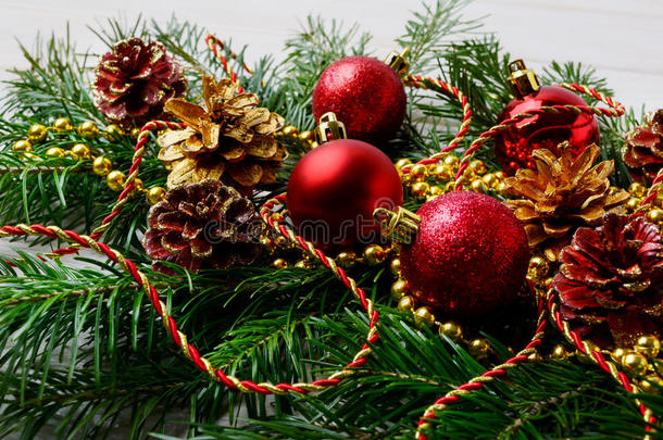 带有红色装饰品和金色松果的圣诞花环