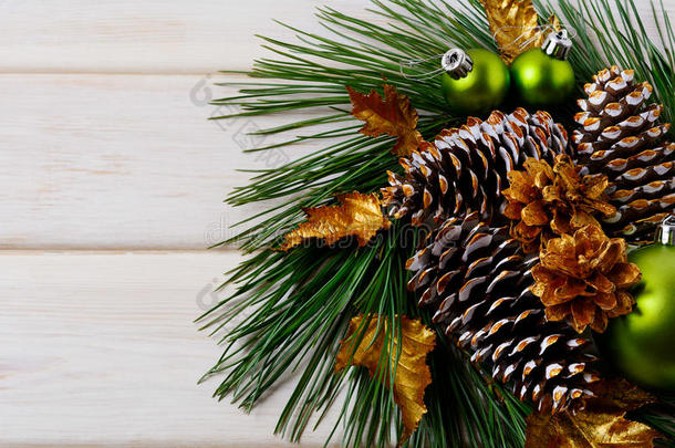 圣诞花环，绿色装饰品，金色叶子和松树公司
