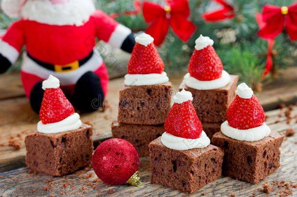 圣诞老人帽子布朗尼甜点的想法，蛋糕布朗尼与CR