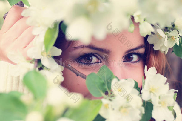 树枝花中的女孩眼睛