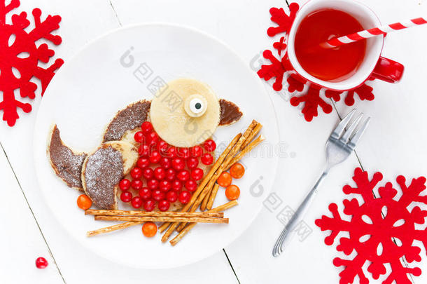牛翅煎饼给孩子们早餐-圣诞节和新年福