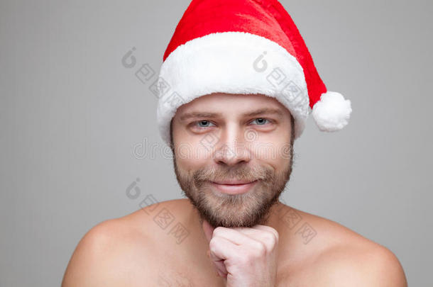 带着胡子的英俊男人戴着圣诞帽