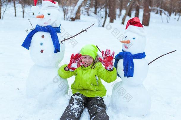 有趣，快乐的孩子在冬天的公园里玩雪人