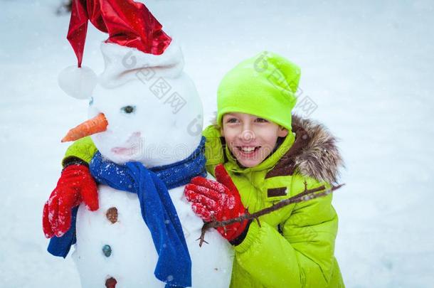 有趣，快乐的孩子在冬天的公园里玩雪人