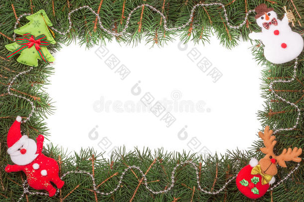 圣诞框架由冷杉树枝制成，装饰着圣诞老人和雪人，隔离在白色背景上