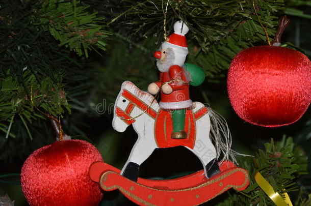 圣诞红木人骑马和红色球体装饰