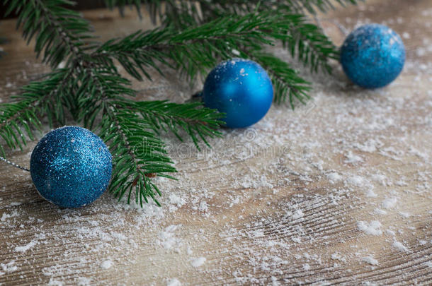 圣诞树的<strong>树枝</strong>，蓝色的球在冬天<strong>积雪</strong>的木制b上