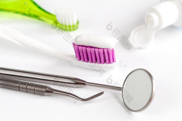 牙科护理牙刷与牙科工具在白色背景