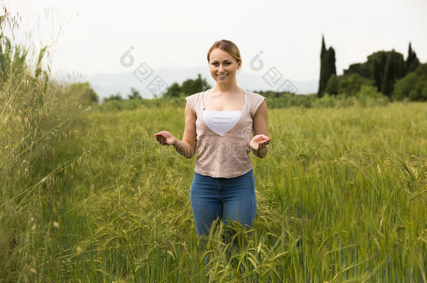 站在绿野中的年轻女子
