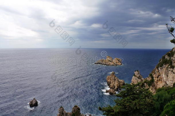 希腊，科孚：修道院周围的岩石和海洋`赋予生命的春天`