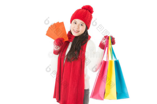 亚洲<strong>女人拿</strong>着购物袋和红<strong>包</strong>