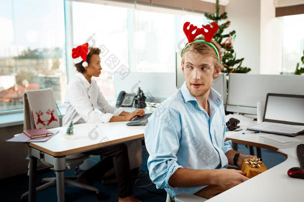 <strong>圣诞节</strong>在办公室工作的同事<strong>送礼</strong>物。