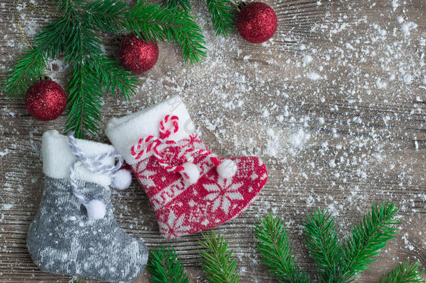 圣诞丝袜在雪地木制背景与红色球