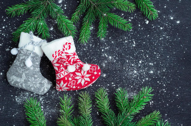 圣诞<strong>丝袜</strong>对雪装黑色背景与冷杉