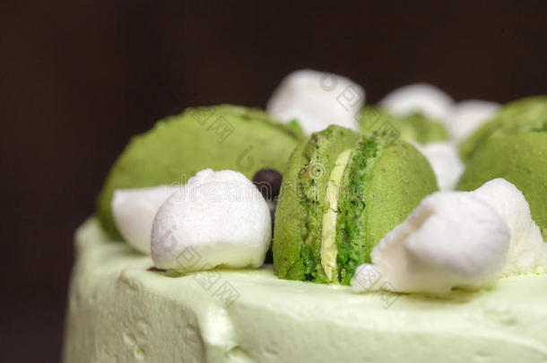 绿色开心果蛋糕与杏仁饼和棉花糖，特写