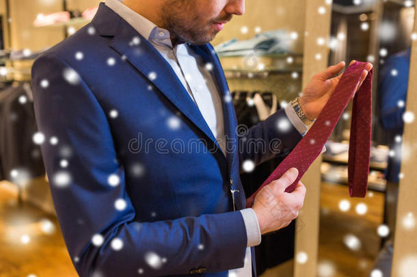 在服装店试穿领带的男人的特写