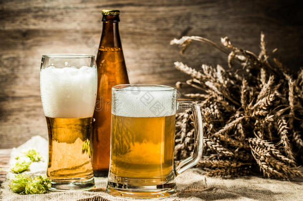 啤酒杯，眼镜，瓶子在布上有啤酒花，小麦