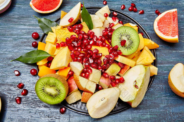 水果和浆果做水果沙拉。