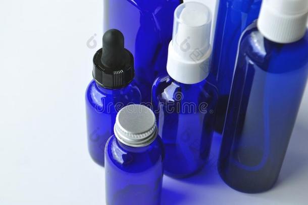 蓝色玻璃瓶乳液、血清、油的蓝色玻璃瓶
