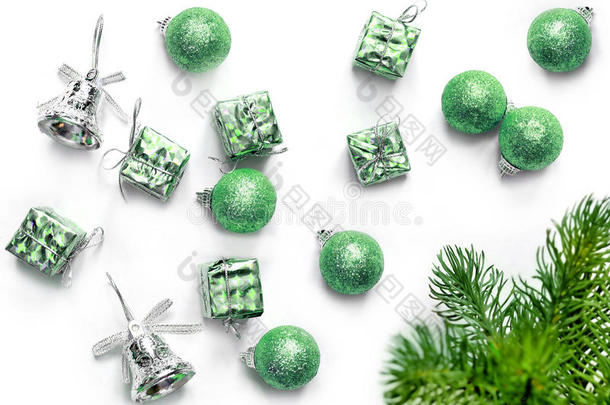 圣诞<strong>礼物</strong>，球，<strong>铃铛</strong>和冷杉树枝。 上面的风景